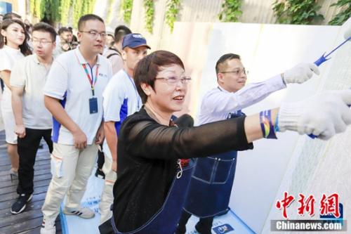 中國涂料工業(yè)協(xié)會會長孫蓮英、阿克蘇諾貝爾中國及北亞區(qū)總裁、阿克蘇諾貝爾裝飾漆中國及北亞業(yè)務(wù)集團(tuán)董事總經(jīng)理郭振華體驗多樂士墻面煥新藝術(shù)